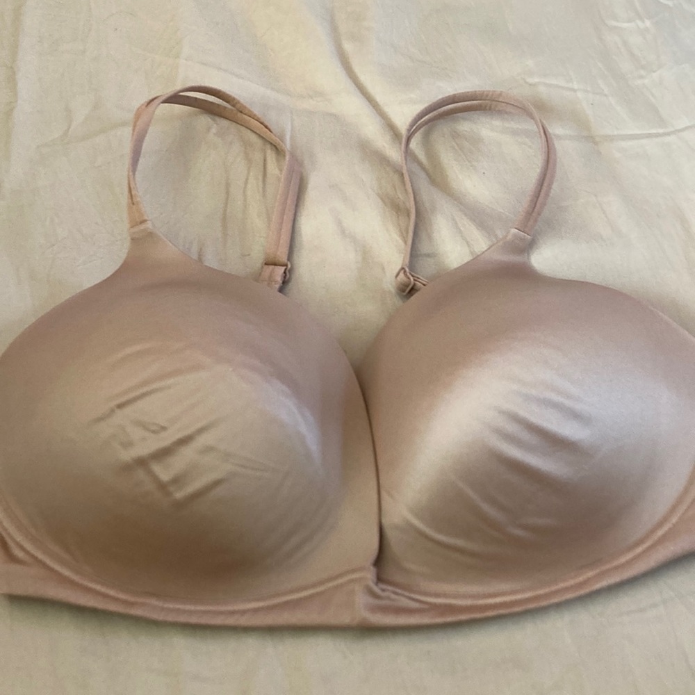 Very sexy no wire beige silky soft bra from Victoria’s Secret 36D nice!